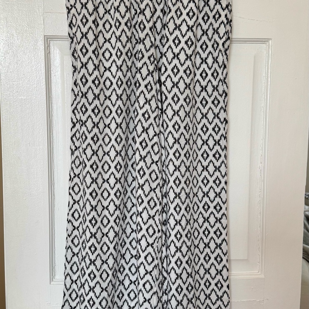 Banana Republic Factory Black and White Patterned Women's pants - easy breezy.